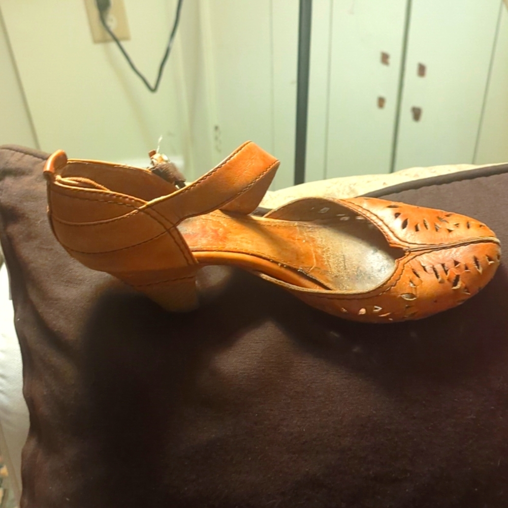 ISO Pikolinos Rialto Style Cutout Leather Heels